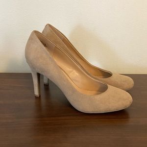 Kelly & Katie Faux Suede Beige Tan Taupe Pump Heels, size 9.5